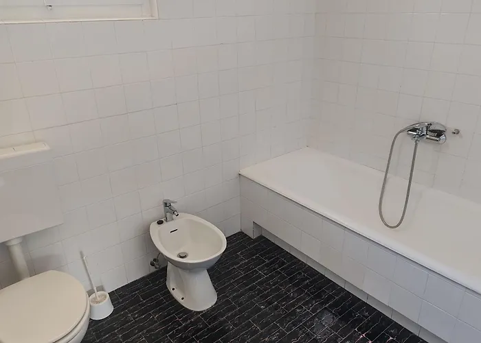 House Toni Банёл